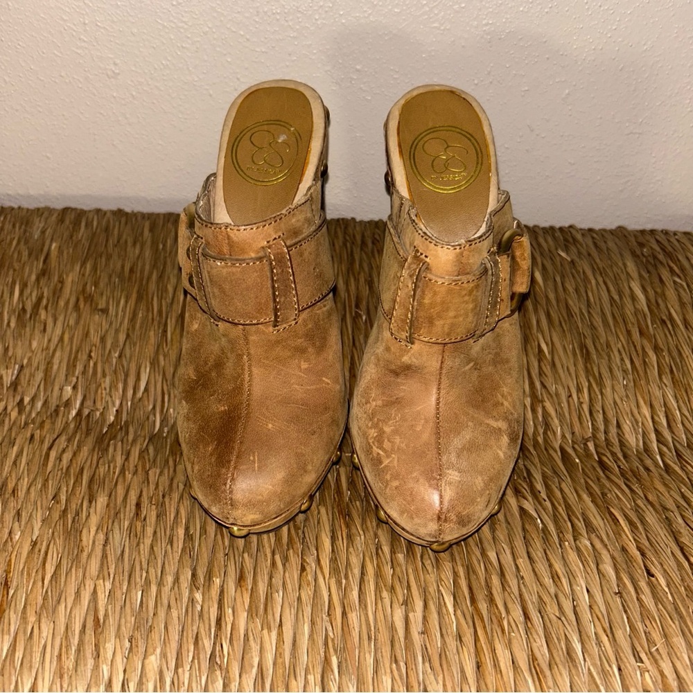 Jessica Simpson y2k Tan Leather heeled clogs  with studded Gold Accents - Picture 2 of 8